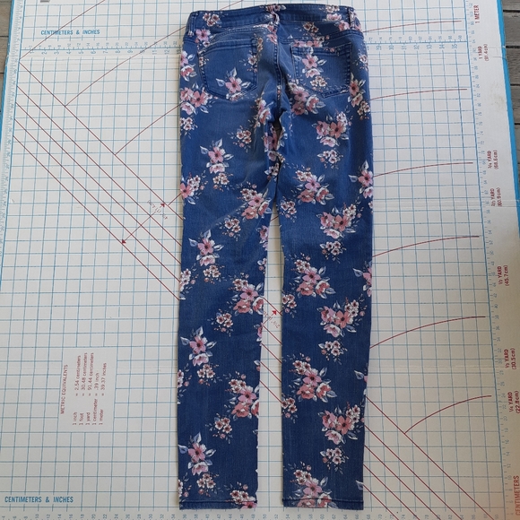 Aeropstale Ashley Ultra Skinny 1/2 26" Floral - Picture 4 of 9